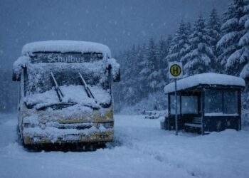 Schulausfall Hessen heute am Mittwoch, 28. Januar 2026: Die Winterwetterlage sorgt weiterhin für Unterrichtsausfälle in mehreren hessischen Landkreisen. Nach dem Schneechaos zu Wochenbeginn haben auch am Mittwoch zahlreiche Schulen den Präsenzunterricht abgesagt. Besonders betroffen ist der Main-Kinzig-Kreis östlich von Frankfurt.