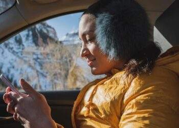 Auto: Winterzeit: ADAC warnt: Darum sollten Sie Ihre Winterjacke niemals im Auto tragen