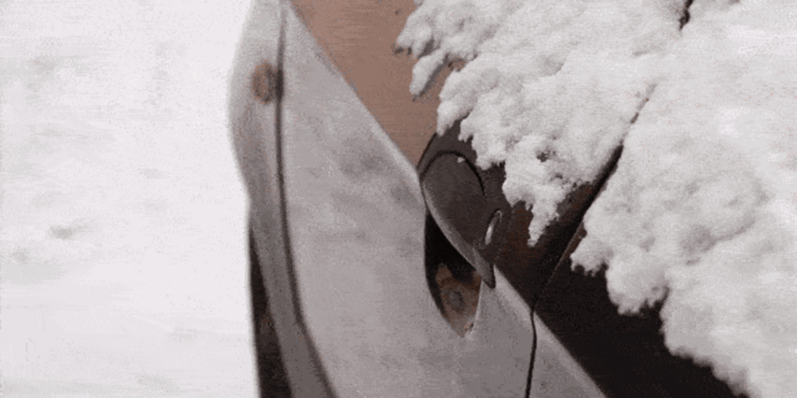 Auto: Mobilität: Warum man im Winter alte Socken und eine Rolle Klebeband im Auto haben sollte