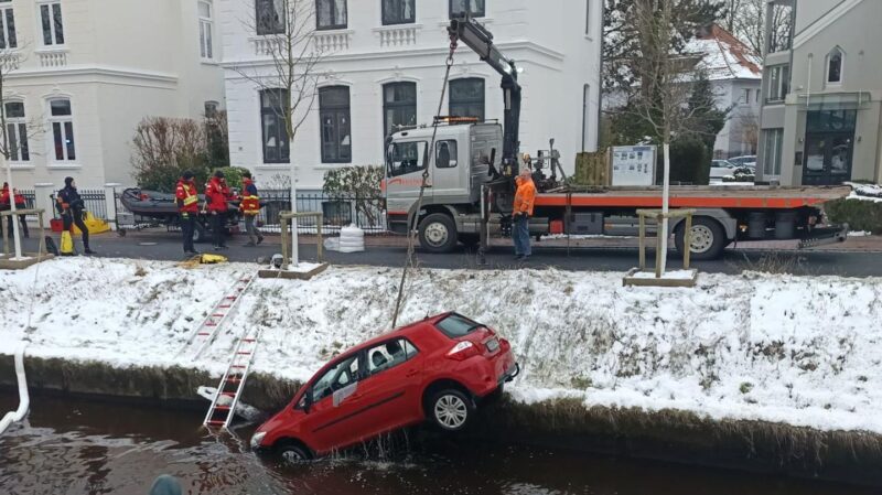 Niedersachsen: Mann springt in eiskalten Fluss und rettet Rentner aus sinkendem Auto