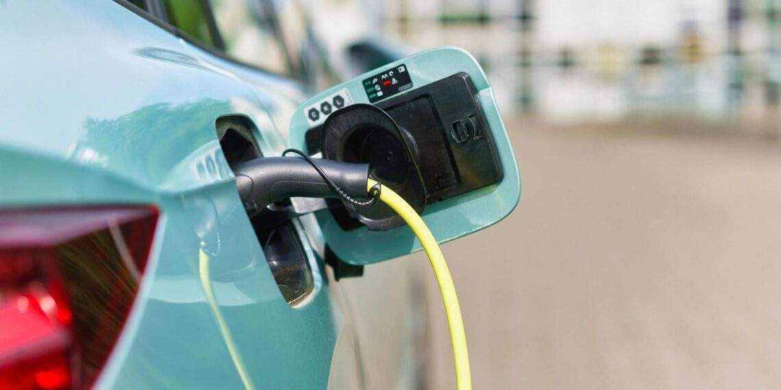 Elektroauto: Rückwirkend ab Anfang 2026: Bundesregierung führt E-Auto-Prämie wieder ein: Wer jetzt wie viel Geld bekommt