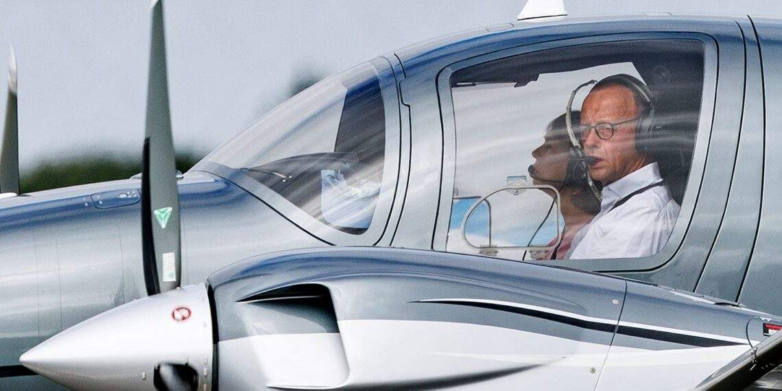 Friedrich Merz: Flugplatz Arnsberg-Menden: Angriff auf Flugzeug von Bundeskanzler geplant? Polizei nimmt drei Personen fest