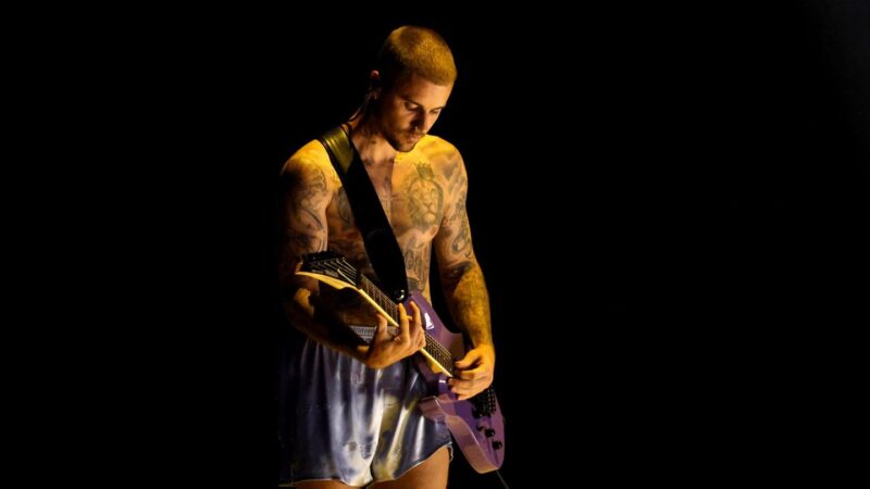 Skurriler Grammy-Auftritt: In Boxershorts und Socken debütiert Justin Bieber neues Hailey-Tattoo