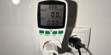 Ladekabel: Energiefresser: So viel verbraucht ein Ladekabel, das in der Steckdose bleibt