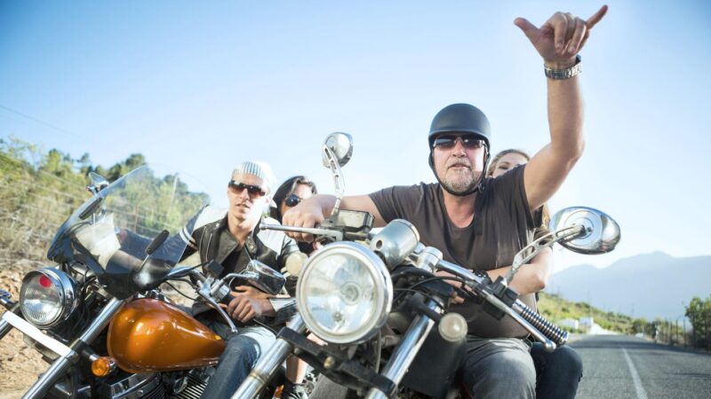 Handzeichen mit Tradition: Kennen Sie den Bikergruß der Motorradfahrer? Das bedeutet die Geste