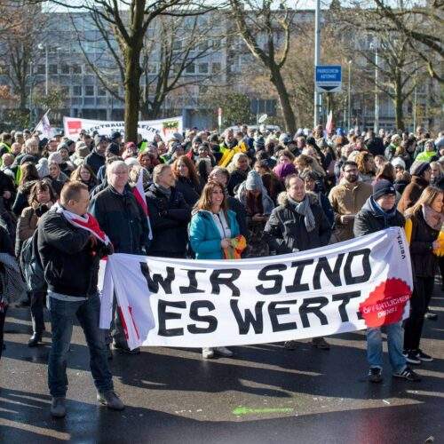 Warnstreik bei der DVG in Duisburg: Fast keine Busse und Bahnen am Montag – Kundgebung am Rathaus