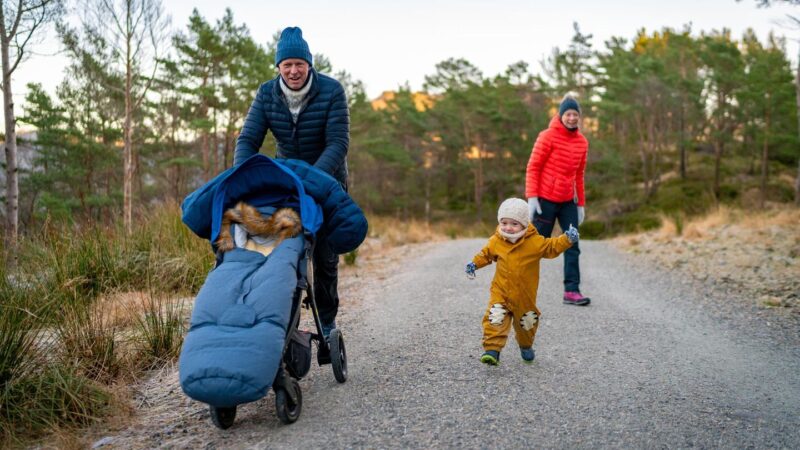 Nie mehr kalte Füßchen: Winterfußsack im Kinderwagen: So wird der Ausflug im Freien kuschelig
