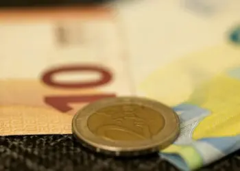 Rentenbeitrag 2028 – Symbolbild Lohnabrechnung und Rentenversicherung