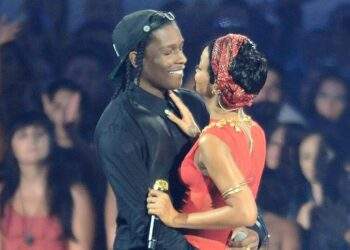 Rihanna: n verlegen, dass sie mich beim Streiten mit den Türstehern erwischt hatte.