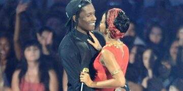 Rihanna: n verlegen, dass sie mich beim Streiten mit den Türstehern erwischt hatte.