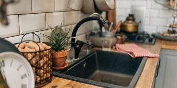 Putztipps: Schwarze Spüle reinigen: So leicht entfernen Sie hartnäckige Kalkflecken