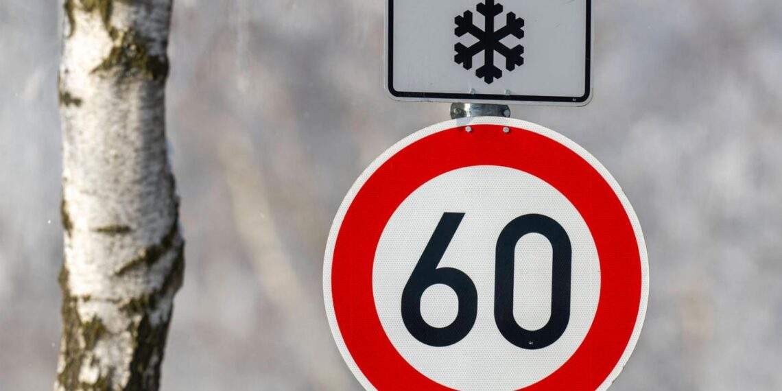 Tempolimit: Straßenverkehr: Tempolimit mit Schneeflocken-Schild: Wann gilt das eigentlich?