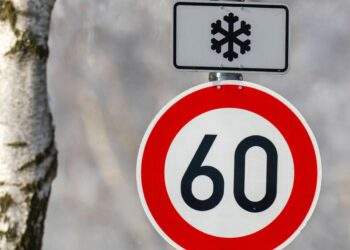 Tempolimit: Straßenverkehr: Tempolimit mit Schneeflocken-Schild: Wann gilt das eigentlich?