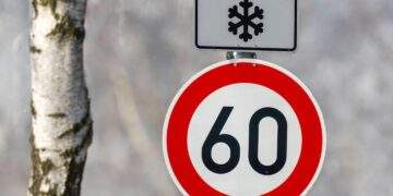 Tempolimit: Straßenverkehr: Tempolimit mit Schneeflocken-Schild: Wann gilt das eigentlich?